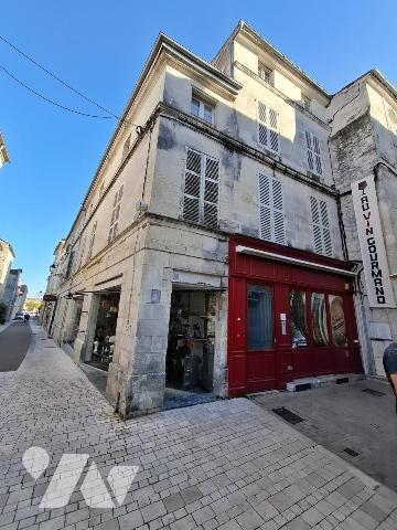 Immeuble à SAINTES - rue piétonne - avec local commercial + 3 T2 et un studio