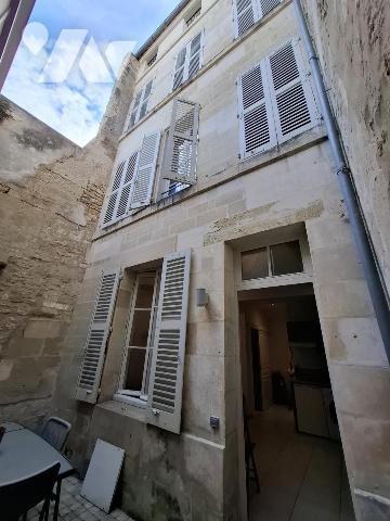 Immeuble à SAINTES - rue piétonne - avec local commercial + 3 T2 et un studio