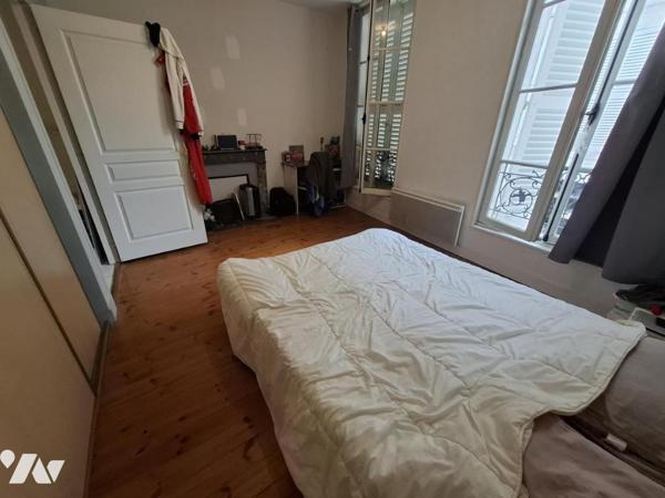 Immeuble à SAINTES - rue piétonne - avec local commercial + 3 T2 et un studio