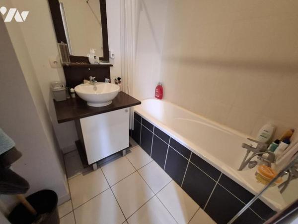 Immeuble à SAINTES - rue piétonne - avec local commercial + 3 T2 et un studio