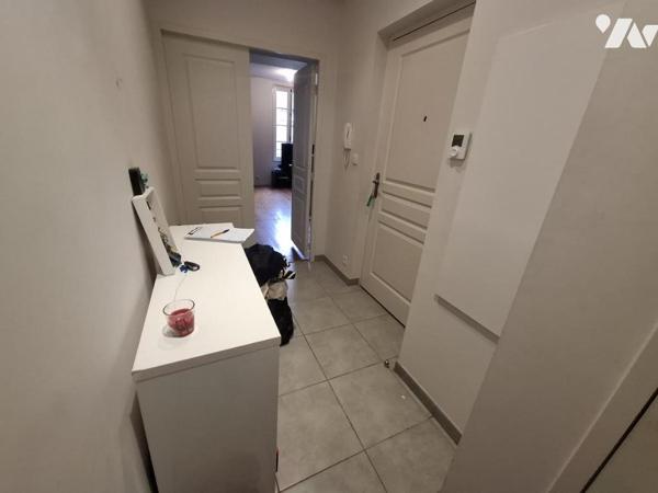 Immeuble à SAINTES - rue piétonne - avec local commercial + 3 T2 et un studio