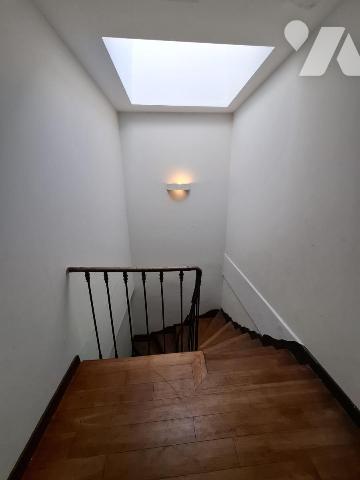 Immeuble à SAINTES - rue piétonne - avec local commercial + 3 T2 et un studio