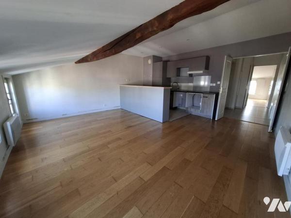Immeuble à SAINTES - rue piétonne - avec local commercial + 3 T2 et un studio