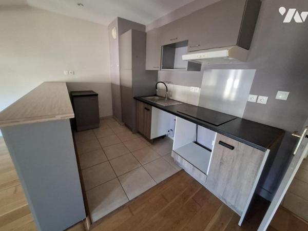 Immeuble à SAINTES - rue piétonne - avec local commercial + 3 T2 et un studio