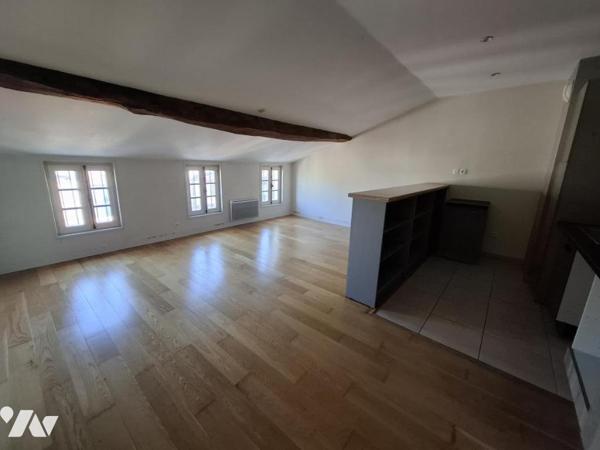 Immeuble à SAINTES - rue piétonne - avec local commercial + 3 T2 et un studio