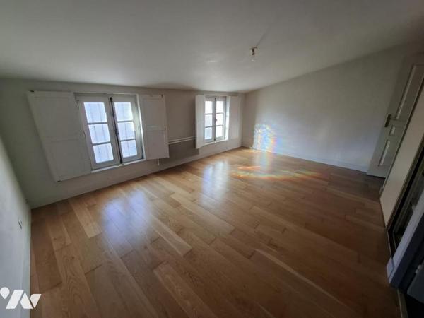 Immeuble à SAINTES - rue piétonne - avec local commercial + 3 T2 et un studio