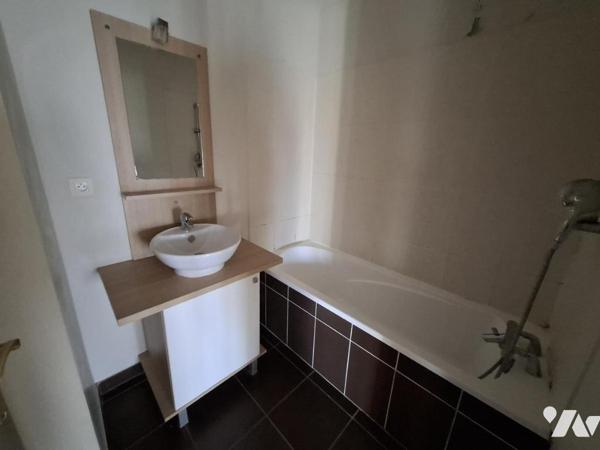 Immeuble à SAINTES - rue piétonne - avec local commercial + 3 T2 et un studio