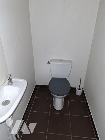 Immeuble à SAINTES - rue piétonne - avec local commercial + 3 T2 et un studio