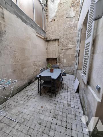Immeuble à SAINTES - rue piétonne - avec local commercial + 3 T2 et un studio