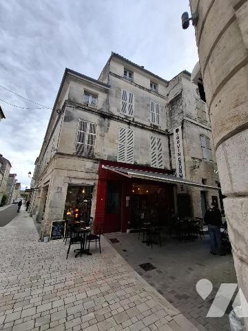 Immeuble à SAINTES - rue piétonne - avec local commercial + 3 T2 et un studio