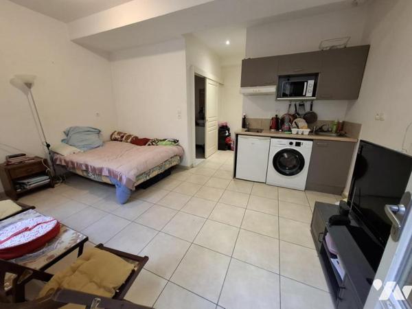 Immeuble à SAINTES - rue piétonne - avec local commercial + 3 T2 et un studio