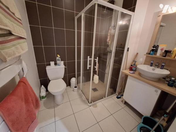 Immeuble à SAINTES - rue piétonne - avec local commercial + 3 T2 et un studio