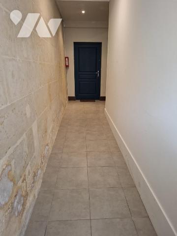 Immeuble à SAINTES - rue piétonne - avec local commercial + 3 T2 et un studio