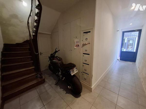 Immeuble à SAINTES - rue piétonne - avec local commercial + 3 T2 et un studio