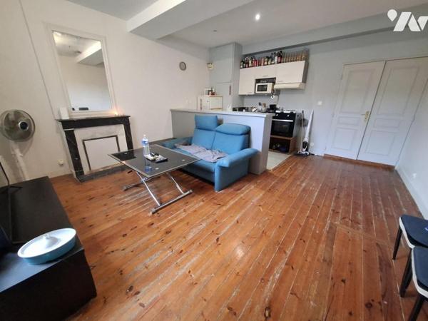 Immeuble à SAINTES - rue piétonne - avec local commercial + 3 T2 et un studio