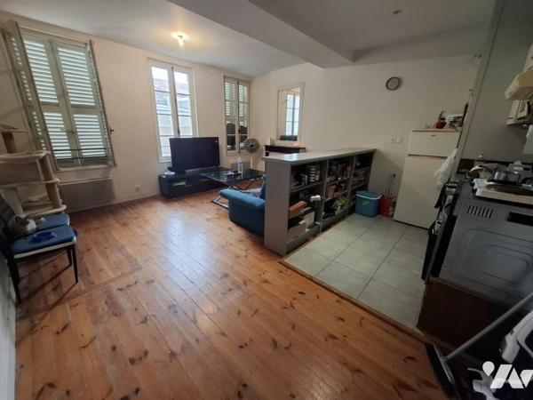 Immeuble à SAINTES - rue piétonne - avec local commercial + 3 T2 et un studio