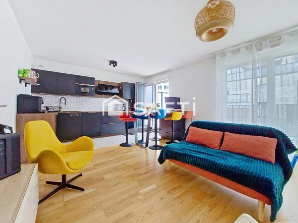 Duplex aux derniers étages avec terrasse, à deux pas du RER A et E