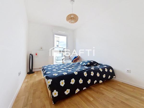 Duplex aux derniers étages avec terrasse, à deux pas du RER A et E