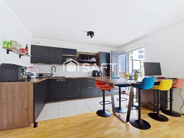 Duplex aux derniers étages avec terrasse, à deux pas du RER A et E