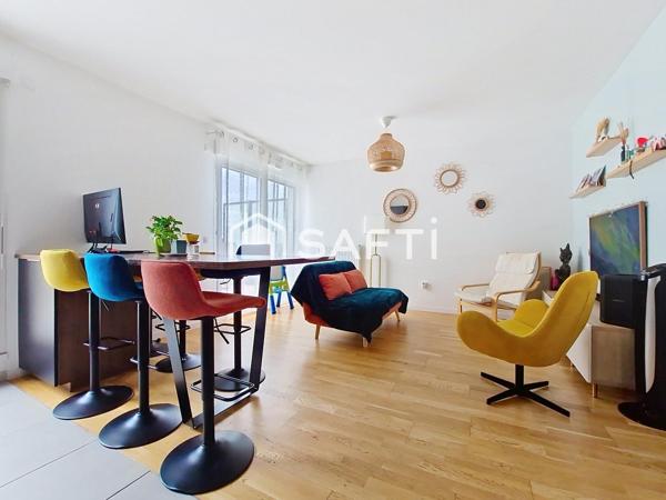 Duplex aux derniers étages avec terrasse, à deux pas du RER A et E