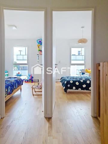 Duplex aux derniers étages avec terrasse, à deux pas du RER A et E