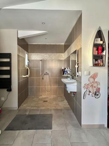 Lauris (84360) Maison avec jardin, piscine et dépendance proche du village