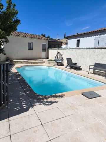 Lauris (84360) Maison avec jardin, piscine et dépendance proche du village