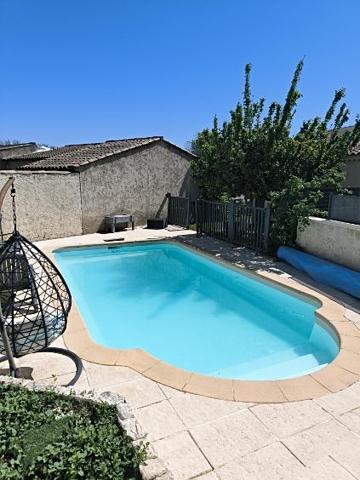 Lauris (84360) Maison avec jardin, piscine et dépendance proche du village