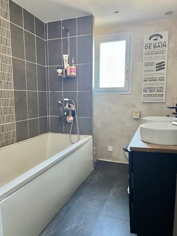 Lauris (84360) Maison avec jardin, piscine et dépendance proche du village