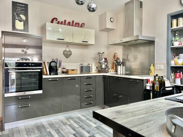 Lauris (84360) Maison avec jardin, piscine et dépendance proche du village