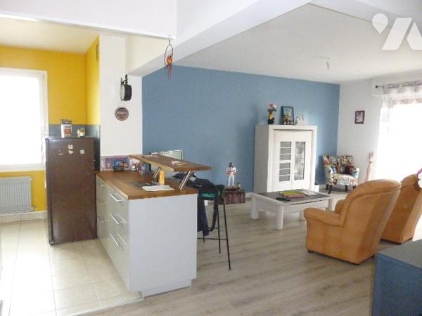 A Cosne-Cours-sur-Loire dans la Nièvre (58), dans une copropriété sans ascenseur, au premier étage,