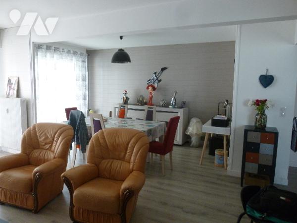 A Cosne-Cours-sur-Loire dans la Nièvre (58), dans une copropriété sans ascenseur, au premier étage,