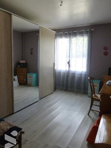 A Cosne-Cours-sur-Loire dans la Nièvre (58), dans une copropriété sans ascenseur, au premier étage,