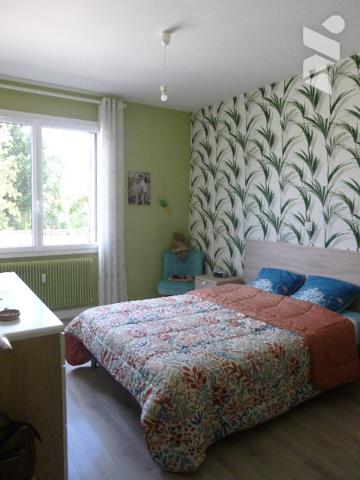 A Cosne-Cours-sur-Loire dans la Nièvre (58), dans une copropriété sans ascenseur, au premier étage,