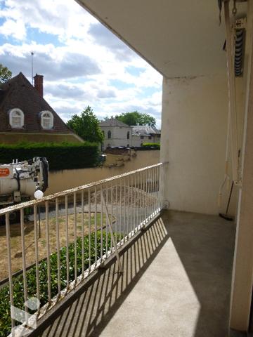 A Cosne-Cours-sur-Loire dans la Nièvre (58), dans une copropriété sans ascenseur, au premier étage,