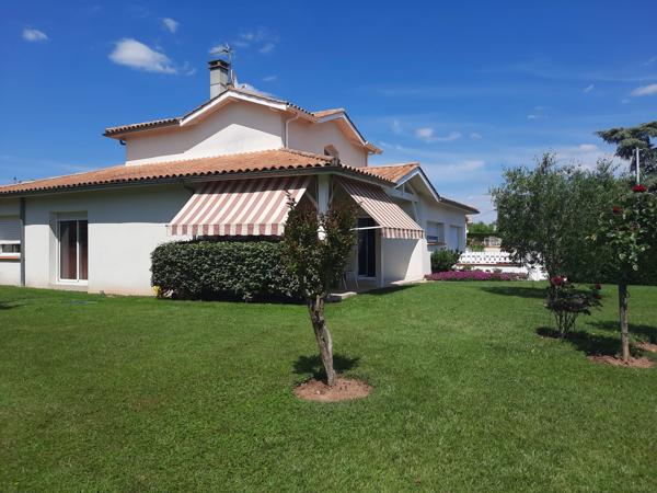 Joli pavillon avec garages et jardin proche du centre ville de Villeneuve Sur Lot