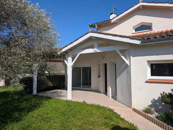 Joli pavillon avec garages et jardin proche du centre ville de Villeneuve Sur Lot