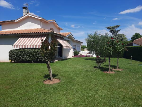 Joli pavillon avec garages et jardin proche du centre ville de Villeneuve Sur Lot