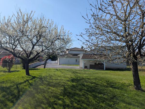 Joli pavillon avec garages et jardin proche du centre ville de Villeneuve Sur Lot