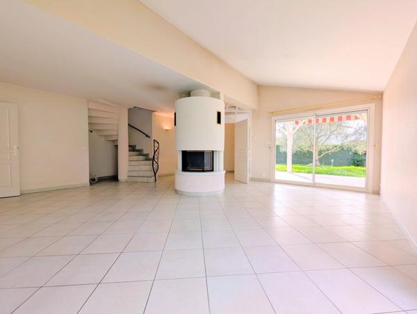 Joli pavillon avec garages et jardin proche du centre ville de Villeneuve Sur Lot