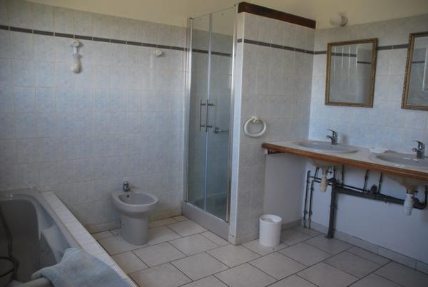 Montaigu-de-Quercy (82150) Propriété avec deux maisons, piscine et dépendances