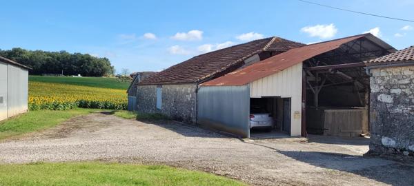 Propriété dans un cadre champêtre.
