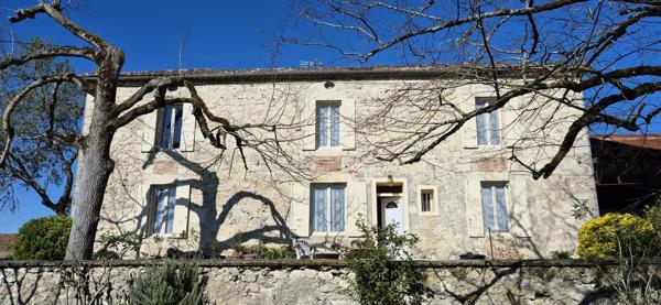 Propriété dans un cadre champêtre.