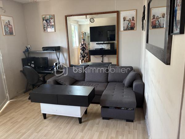 Cette maison offre un fort potentiel avec la possibilité de créer deux lieux de vie indépendants.

Composition du bien
Premier logement (environ 60 m²) :
Escalier d’accès indépendant, cuisine, séjour, salle de bain avec wc, 3 chambres dont une au rez de jardin, une dépendance, une terrasse.

Second logement (rez-de-chaussée) : 38 m2
Pièce de vie avec cuisine, 1 chambre, 1 salle d'eau avec wc

Situation géographique
La maison est située à 5 minutes du RER B et à proximité de la ligne 16 du Grand Paris Express., de différents bus., dans une rue calme.
Elle bénéficie également de la proximité de nombreuses commodités : centre ville, commerces, écoles, médecins, centre commercial, autoroutes, espaces culturels, environnement.


L’un des principaux atouts de cette maison est son emplacement privilégié, à proximité du Parc de la Poudrerie et du Canal de l’Ourcq.
Ces espaces permettent de profiter :

De balades à vélo
De promenades à pied
D’activités en famille
De moments conviviaux entre amis
Le parc constitue un véritable lieu de détente et de loisirs avec notamment un parcours de golf et de nombreux espaces verts.

Autres renseignements : 
2 DPE ont été faits :
1 est en F  et l'autre en D 

Pour tous renseignements ou pour une visite vous pouvez contacter Madame Cécile JOACHIM - Tel : 06.09.13.43.12. RSAC : 888710357 délivrée par le greffe du tribunal de commerce  de Bobigny.