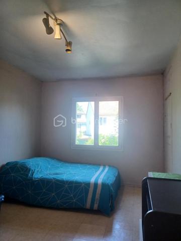 Cette maison offre un fort potentiel avec la possibilité de créer deux lieux de vie indépendants.

Composition du bien
Premier logement (environ 60 m²) :
Escalier d’accès indépendant, cuisine, séjour, salle de bain avec wc, 3 chambres dont une au rez de jardin, une dépendance, une terrasse.

Second logement (rez-de-chaussée) : 38 m2
Pièce de vie avec cuisine, 1 chambre, 1 salle d'eau avec wc

Situation géographique
La maison est située à 5 minutes du RER B et à proximité de la ligne 16 du Grand Paris Express., de différents bus., dans une rue calme.
Elle bénéficie également de la proximité de nombreuses commodités : centre ville, commerces, écoles, médecins, centre commercial, autoroutes, espaces culturels, environnement.


L’un des principaux atouts de cette maison est son emplacement privilégié, à proximité du Parc de la Poudrerie et du Canal de l’Ourcq.
Ces espaces permettent de profiter :

De balades à vélo
De promenades à pied
D’activités en famille
De moments conviviaux entre amis
Le parc constitue un véritable lieu de détente et de loisirs avec notamment un parcours de golf et de nombreux espaces verts.

Autres renseignements : 
2 DPE ont été faits :
1 est en F  et l'autre en D 

Pour tous renseignements ou pour une visite vous pouvez contacter Madame Cécile JOACHIM - Tel : 06.09.13.43.12. RSAC : 888710357 délivrée par le greffe du tribunal de commerce  de Bobigny.