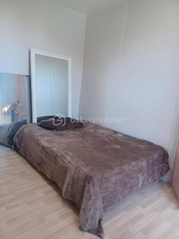 Cette maison offre un fort potentiel avec la possibilité de créer deux lieux de vie indépendants.

Composition du bien
Premier logement (environ 60 m²) :
Escalier d’accès indépendant, cuisine, séjour, salle de bain avec wc, 3 chambres dont une au rez de jardin, une dépendance, une terrasse.

Second logement (rez-de-chaussée) : 38 m2
Pièce de vie avec cuisine, 1 chambre, 1 salle d'eau avec wc

Situation géographique
La maison est située à 5 minutes du RER B et à proximité de la ligne 16 du Grand Paris Express., de différents bus., dans une rue calme.
Elle bénéficie également de la proximité de nombreuses commodités : centre ville, commerces, écoles, médecins, centre commercial, autoroutes, espaces culturels, environnement.


L’un des principaux atouts de cette maison est son emplacement privilégié, à proximité du Parc de la Poudrerie et du Canal de l’Ourcq.
Ces espaces permettent de profiter :

De balades à vélo
De promenades à pied
D’activités en famille
De moments conviviaux entre amis
Le parc constitue un véritable lieu de détente et de loisirs avec notamment un parcours de golf et de nombreux espaces verts.

Autres renseignements : 
2 DPE ont été faits :
1 est en F  et l'autre en D 

Pour tous renseignements ou pour une visite vous pouvez contacter Madame Cécile JOACHIM - Tel : 06.09.13.43.12. RSAC : 888710357 délivrée par le greffe du tribunal de commerce  de Bobigny.