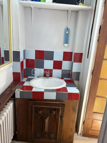 Cette maison offre un fort potentiel avec la possibilité de créer deux lieux de vie indépendants.

Composition du bien
Premier logement (environ 60 m²) :
Escalier d’accès indépendant, cuisine, séjour, salle de bain avec wc, 3 chambres dont une au rez de jardin, une dépendance, une terrasse.

Second logement (rez-de-chaussée) : 38 m2
Pièce de vie avec cuisine, 1 chambre, 1 salle d'eau avec wc

Situation géographique
La maison est située à 5 minutes du RER B et à proximité de la ligne 16 du Grand Paris Express., de différents bus., dans une rue calme.
Elle bénéficie également de la proximité de nombreuses commodités : centre ville, commerces, écoles, médecins, centre commercial, autoroutes, espaces culturels, environnement.


L’un des principaux atouts de cette maison est son emplacement privilégié, à proximité du Parc de la Poudrerie et du Canal de l’Ourcq.
Ces espaces permettent de profiter :

De balades à vélo
De promenades à pied
D’activités en famille
De moments conviviaux entre amis
Le parc constitue un véritable lieu de détente et de loisirs avec notamment un parcours de golf et de nombreux espaces verts.

Autres renseignements : 
2 DPE ont été faits :
1 est en F  et l'autre en D 

Pour tous renseignements ou pour une visite vous pouvez contacter Madame Cécile JOACHIM - Tel : 06.09.13.43.12. RSAC : 888710357 délivrée par le greffe du tribunal de commerce  de Bobigny.