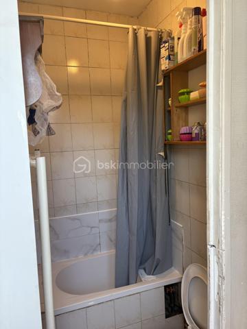 Cette maison offre un fort potentiel avec la possibilité de créer deux lieux de vie indépendants.

Composition du bien
Premier logement (environ 60 m²) :
Escalier d’accès indépendant, cuisine, séjour, salle de bain avec wc, 3 chambres dont une au rez de jardin, une dépendance, une terrasse.

Second logement (rez-de-chaussée) : 38 m2
Pièce de vie avec cuisine, 1 chambre, 1 salle d'eau avec wc

Situation géographique
La maison est située à 5 minutes du RER B et à proximité de la ligne 16 du Grand Paris Express., de différents bus., dans une rue calme.
Elle bénéficie également de la proximité de nombreuses commodités : centre ville, commerces, écoles, médecins, centre commercial, autoroutes, espaces culturels, environnement.


L’un des principaux atouts de cette maison est son emplacement privilégié, à proximité du Parc de la Poudrerie et du Canal de l’Ourcq.
Ces espaces permettent de profiter :

De balades à vélo
De promenades à pied
D’activités en famille
De moments conviviaux entre amis
Le parc constitue un véritable lieu de détente et de loisirs avec notamment un parcours de golf et de nombreux espaces verts.

Autres renseignements : 
2 DPE ont été faits :
1 est en F  et l'autre en D 

Pour tous renseignements ou pour une visite vous pouvez contacter Madame Cécile JOACHIM - Tel : 06.09.13.43.12. RSAC : 888710357 délivrée par le greffe du tribunal de commerce  de Bobigny.