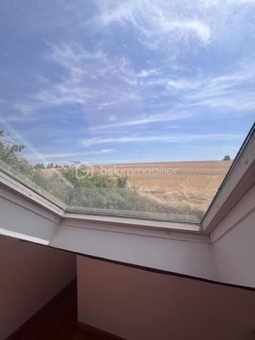 À la sortie de Rochecorbon, en limite de Parçay-Meslay, découvrez cet ensemble immobilier aménagé dans une ancienne grange, offrant un environnement calme tout en restant à proximité immédiate de Tours et des principaux axes.

Le bien se compose d'un hall brut en rez-de-chaussée avec un accès à une cave d'environ 20m2, puis, au premier étage, deux appartements aux agencements identiques.

Chaque appartement comprend :

une belle pièce de vie d'environ 40 m²,
un WC indépendant,
Au second niveau, deux pièces pouvant être aménagées selon vos besoins (chambre, bureau, dressing, espace télétravail...),
une salle d'eau (dont une avec second wc).

Des places de stationnement sont disponibles directement devant le bâtiment.

Cet ensemble offre de nombreuses possibilités :

investissement locatif, avec un potentiel de loyer estimé à 600 € minimum par appartement, soit 1 200 € par mois pour l'ensemble ;
résidence principale ou familiale, en réunissant facilement les deux logements pour créer un vaste espace de vie de type loft, alliant charme de l'ancien et beaux volumes.

Un bien rare, idéal pour un investisseur, un marchand de biens ou un acquéreur à la recherche d'un projet modulable dans un secteur recherché.

À découvrir sans tarder !