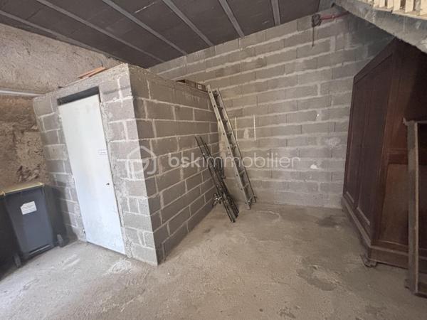 À la sortie de Rochecorbon, en limite de Parçay-Meslay, découvrez cet ensemble immobilier aménagé dans une ancienne grange, offrant un environnement calme tout en restant à proximité immédiate de Tours et des principaux axes.

Le bien se compose d'un hall brut en rez-de-chaussée avec un accès à une cave d'environ 20m2, puis, au premier étage, deux appartements aux agencements identiques.

Chaque appartement comprend :

une belle pièce de vie d'environ 40 m²,
un WC indépendant,
Au second niveau, deux pièces pouvant être aménagées selon vos besoins (chambre, bureau, dressing, espace télétravail...),
une salle d'eau (dont une avec second wc).

Des places de stationnement sont disponibles directement devant le bâtiment.

Cet ensemble offre de nombreuses possibilités :

investissement locatif, avec un potentiel de loyer estimé à 600 € minimum par appartement, soit 1 200 € par mois pour l'ensemble ;
résidence principale ou familiale, en réunissant facilement les deux logements pour créer un vaste espace de vie de type loft, alliant charme de l'ancien et beaux volumes.

Un bien rare, idéal pour un investisseur, un marchand de biens ou un acquéreur à la recherche d'un projet modulable dans un secteur recherché.

À découvrir sans tarder !